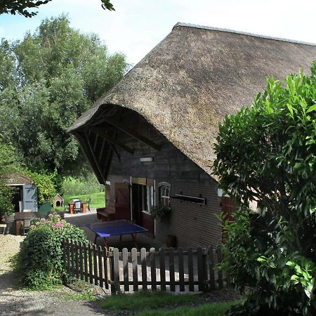 Quaint Farmhouse Near River In Oosterwijk Leerdam Esterno foto